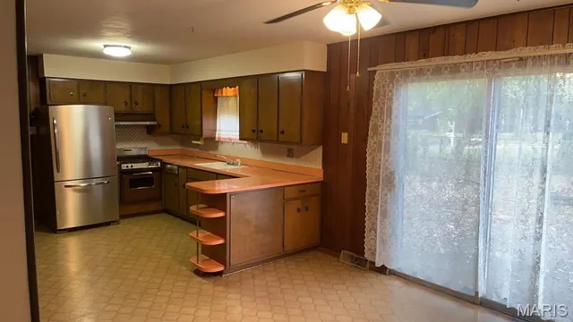 $180,000 | 804 East Dolphin Drive, Highland, IL 62249