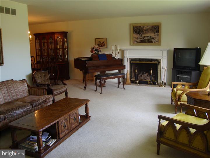 470 Lawrence Road Huntingdon Valley, PA 19006 - Photo 4 of 21 Living Room
