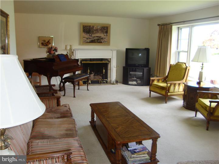 470 Lawrence Road Huntingdon Valley, PA 19006 - Photo 5 of 21 Living Room