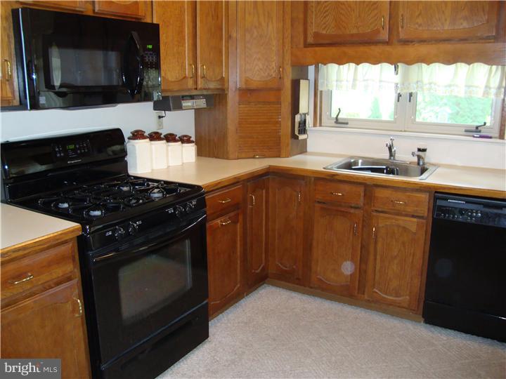 470 Lawrence Road Huntingdon Valley, PA 19006 - Photo 7 of 21 Kitchen