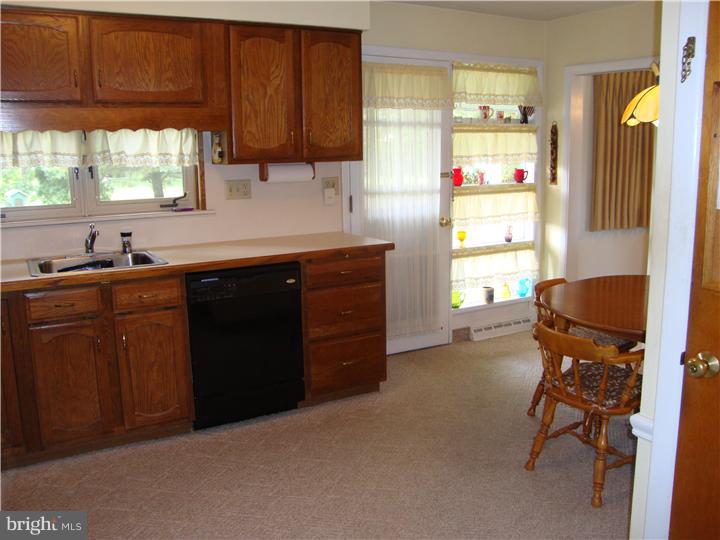 470 Lawrence Road Huntingdon Valley, PA 19006 - Photo 9 of 21 Kitchen
