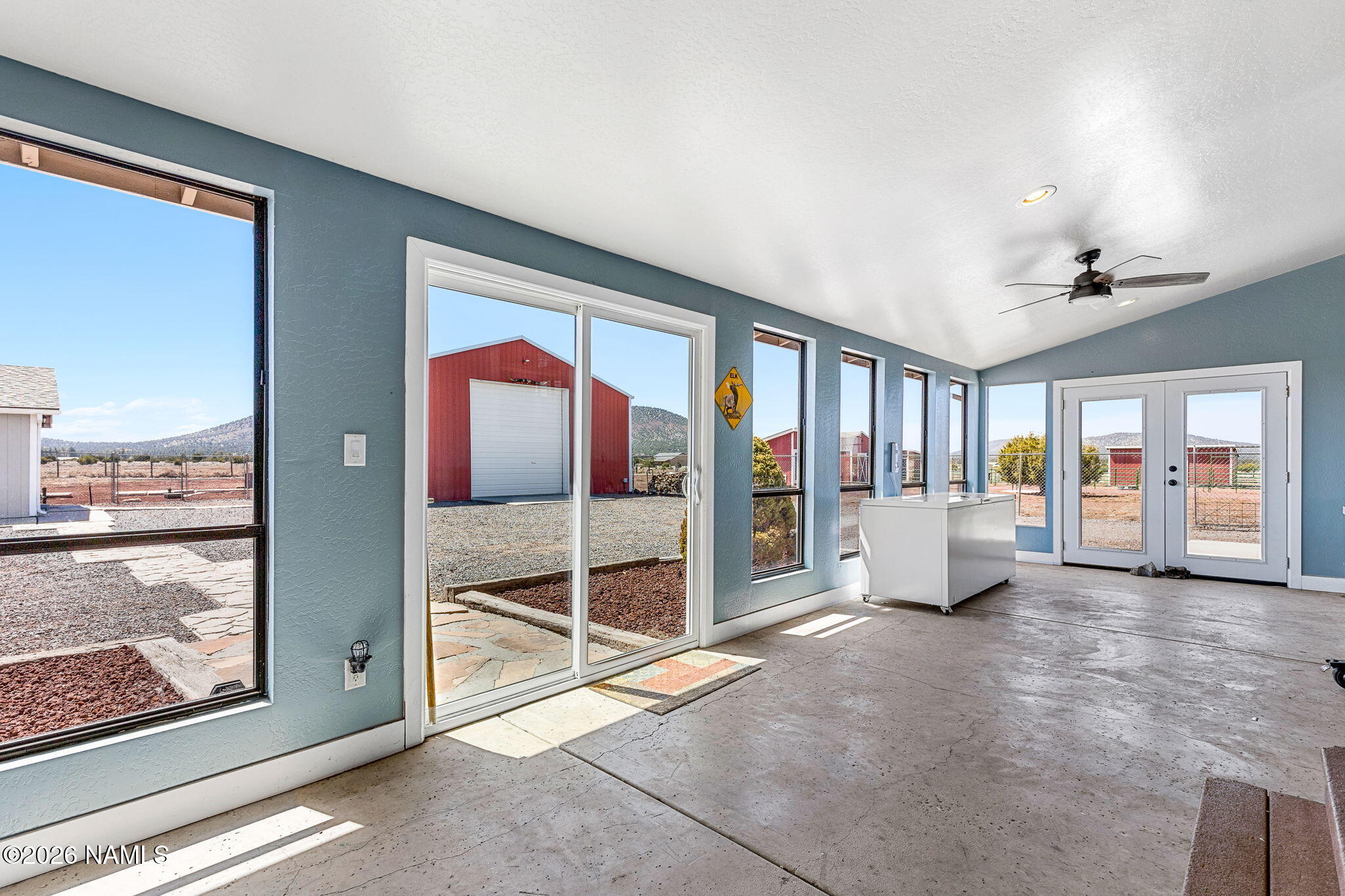 2318 Hoctor Road Williams, AZ 86046 - Photo 26 of 36 a spacious bedroom with a large bed and a large window