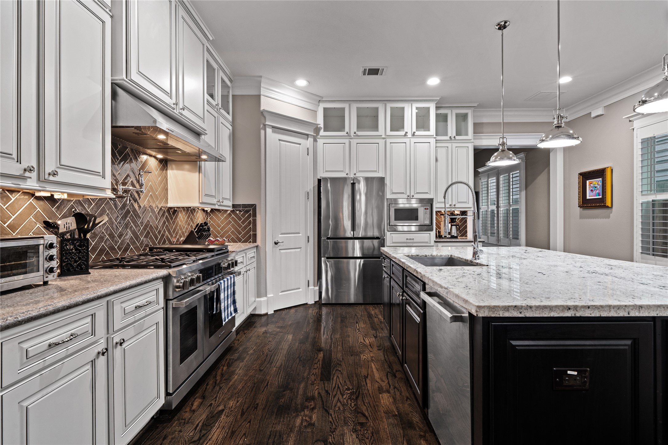 422 West 26th Street Houston, TX 77008 - Photo 11 of 39 Designed for serious cooking, the chef's kitchen features a 48" dual-fuel Dacor range equipped with a 6-burner gas cooktop and dual electric ovens.