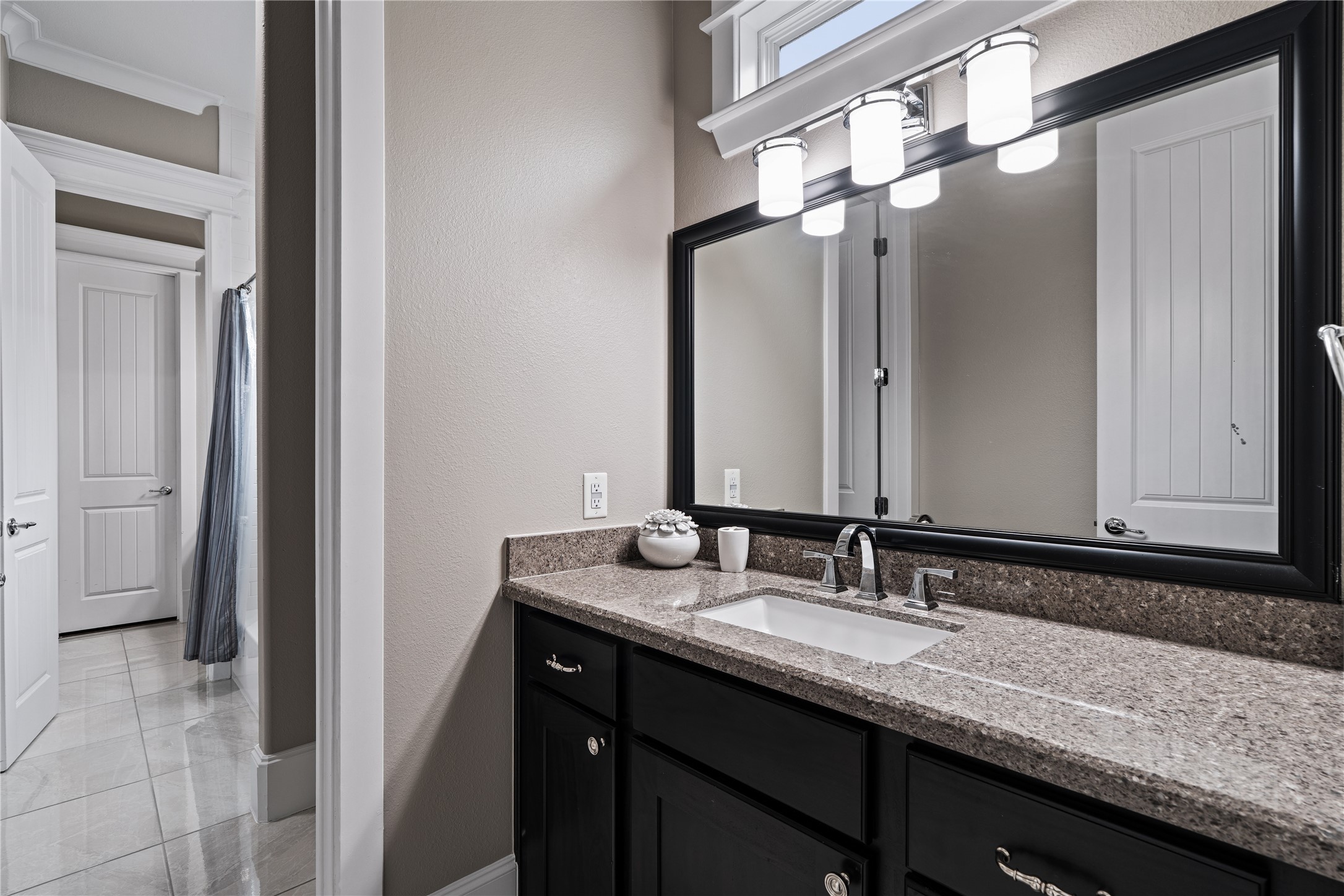 422 West 26th Street Houston, TX 77008 - Photo 29 of 39 Guest accommodations include private access to a well-appointed bathroom featuring granite counters and dark wood cabinetry.