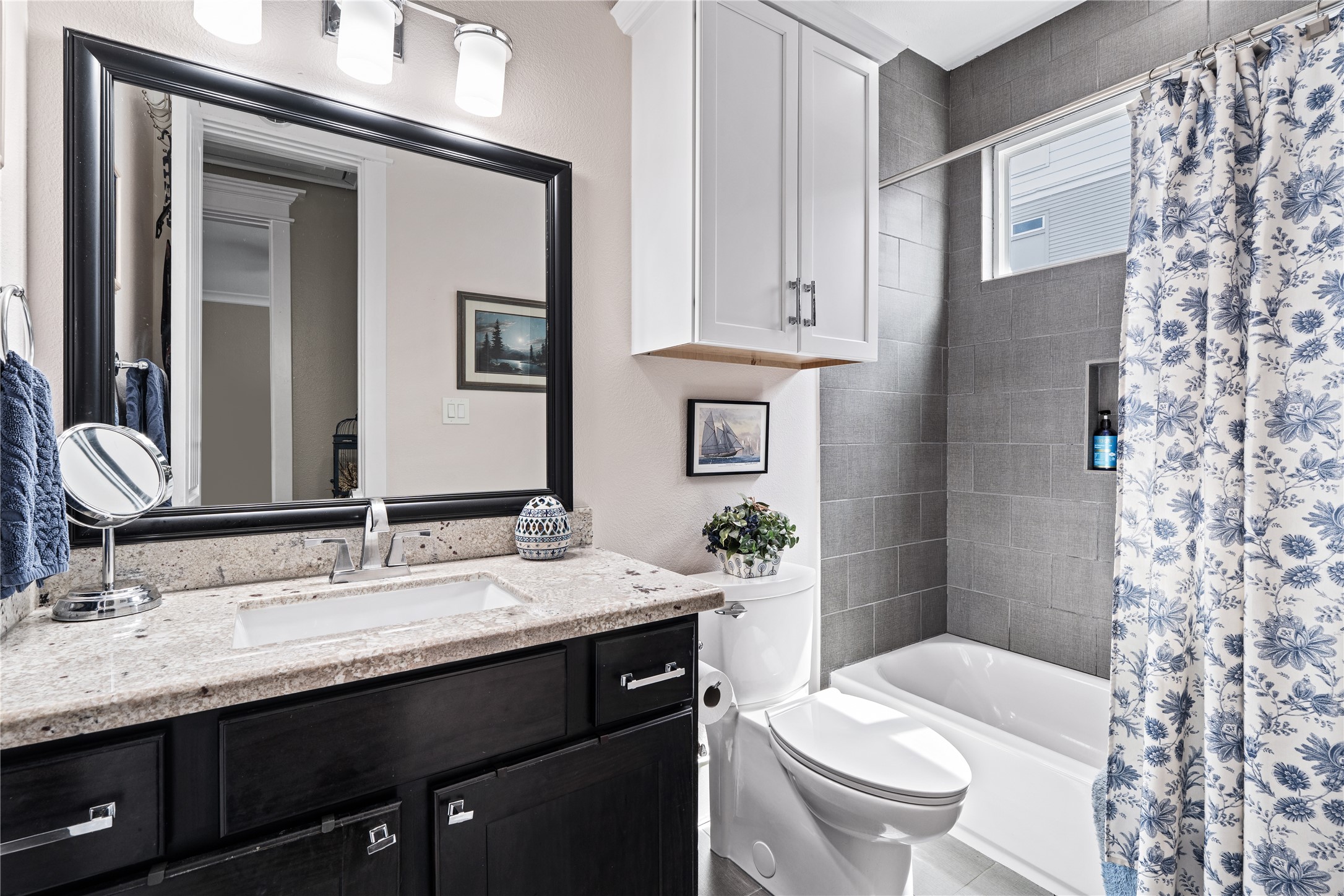 422 West 26th Street Houston, TX 77008 - Photo 37 of 39 A full guest bathroom in the garage apartment features a clean tub/shower combo and a recently replaced, water-efficient toilet (2025).