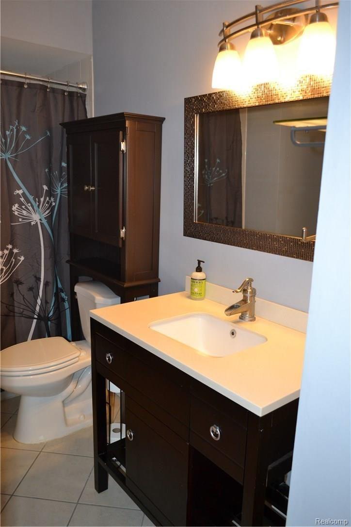 971 Brighton Lake Road Brighton, MI 48116 - Photo 10 of 21 main level bath