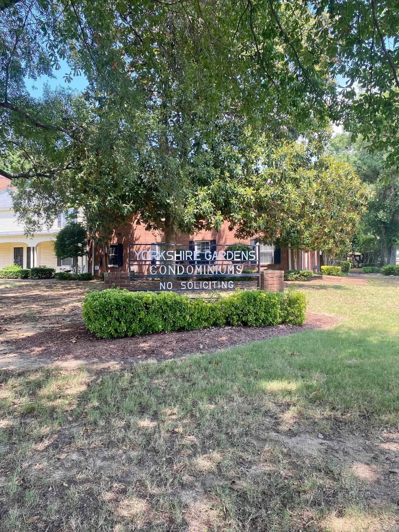 5700 Quince Road, Unit 4 Memphis, TN 38119 - Photo 16 of 16 a view of a volley ball court