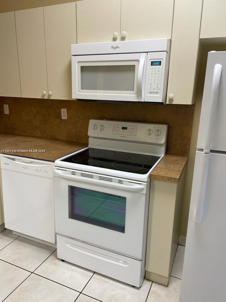 2920 Southeast 13th Road, Unit 20245 Homestead, FL 33035 - Photo 12 of 20 a stove top oven sitting inside of a kitchen