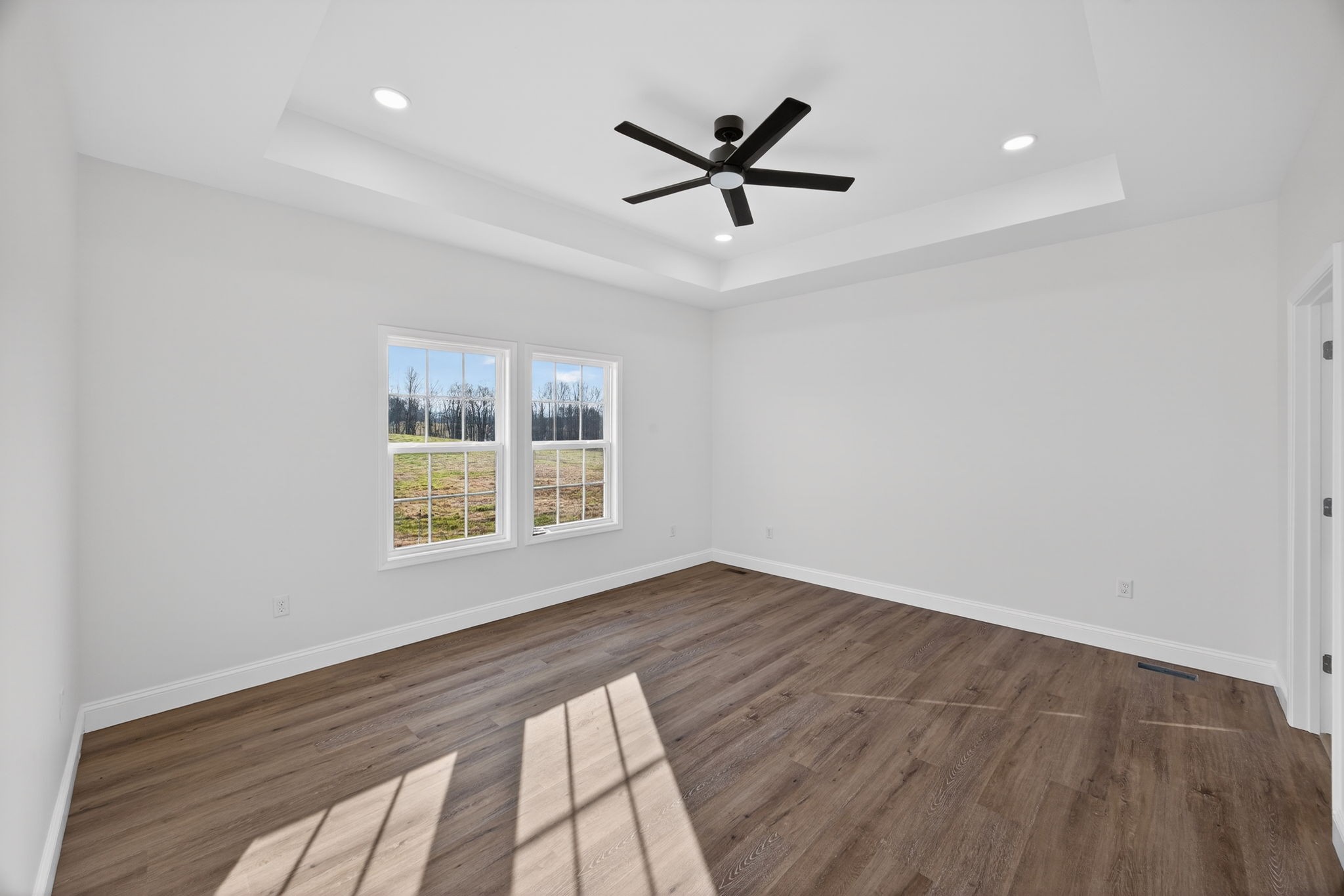 6572 Thomas Twin Oaks Road Baxter, TN 38544 - Photo 13 of 30 a view of a livingroom with a ceiling fan and wooden floor