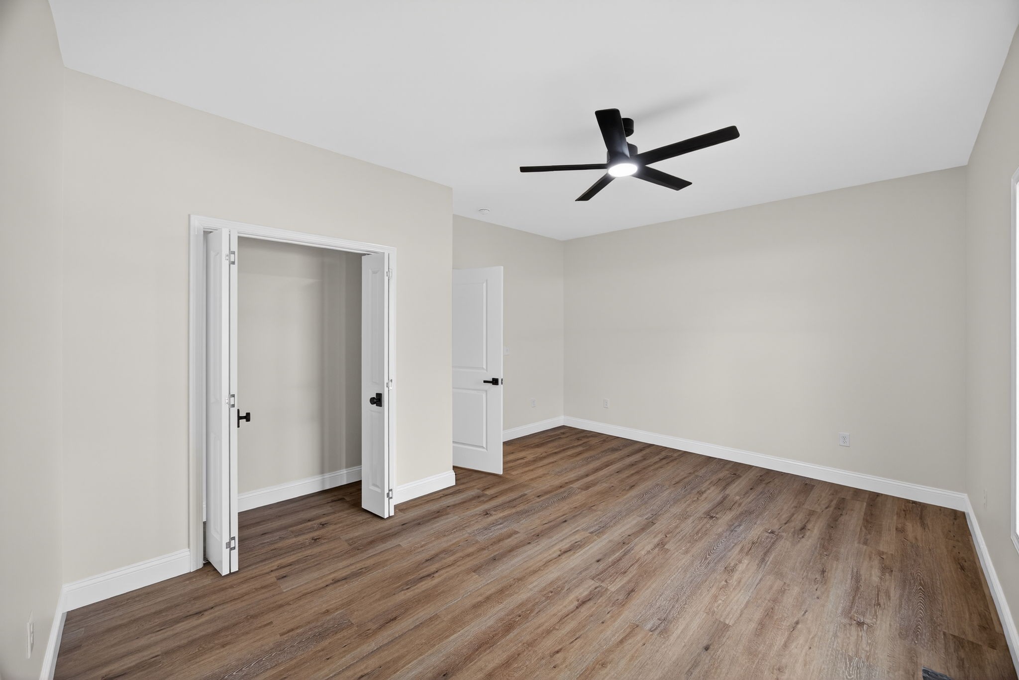 6572 Thomas Twin Oaks Road Baxter, TN 38544 - Photo 19 of 30 an empty room with wooden floor and windows