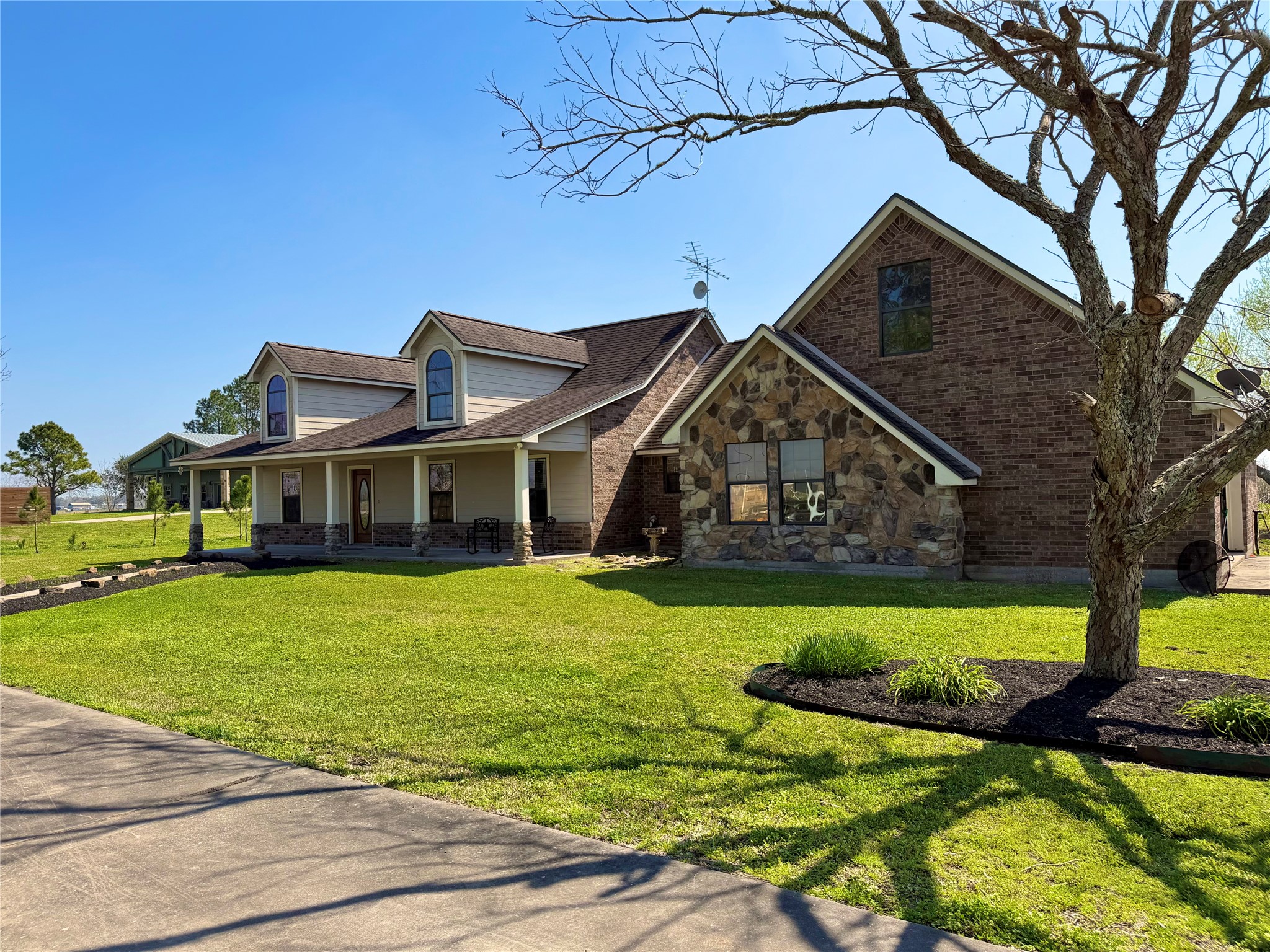 15903 County Road 621 Angleton, TX 77515 - Photo 33 of 33 a front view of a house with garden