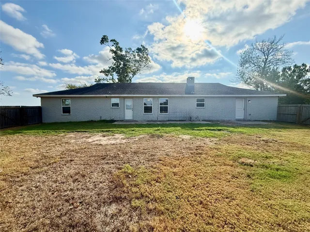 $289,000 | 407 Lakeview Drive, Wallis, TX 77485