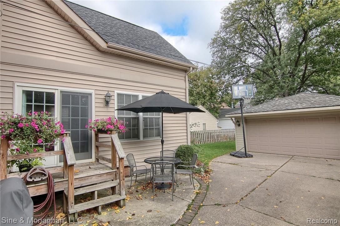 336 Merriweather Road Grosse Pointe, MI 48236 - Photo 25 of 28 Sideview.jpg