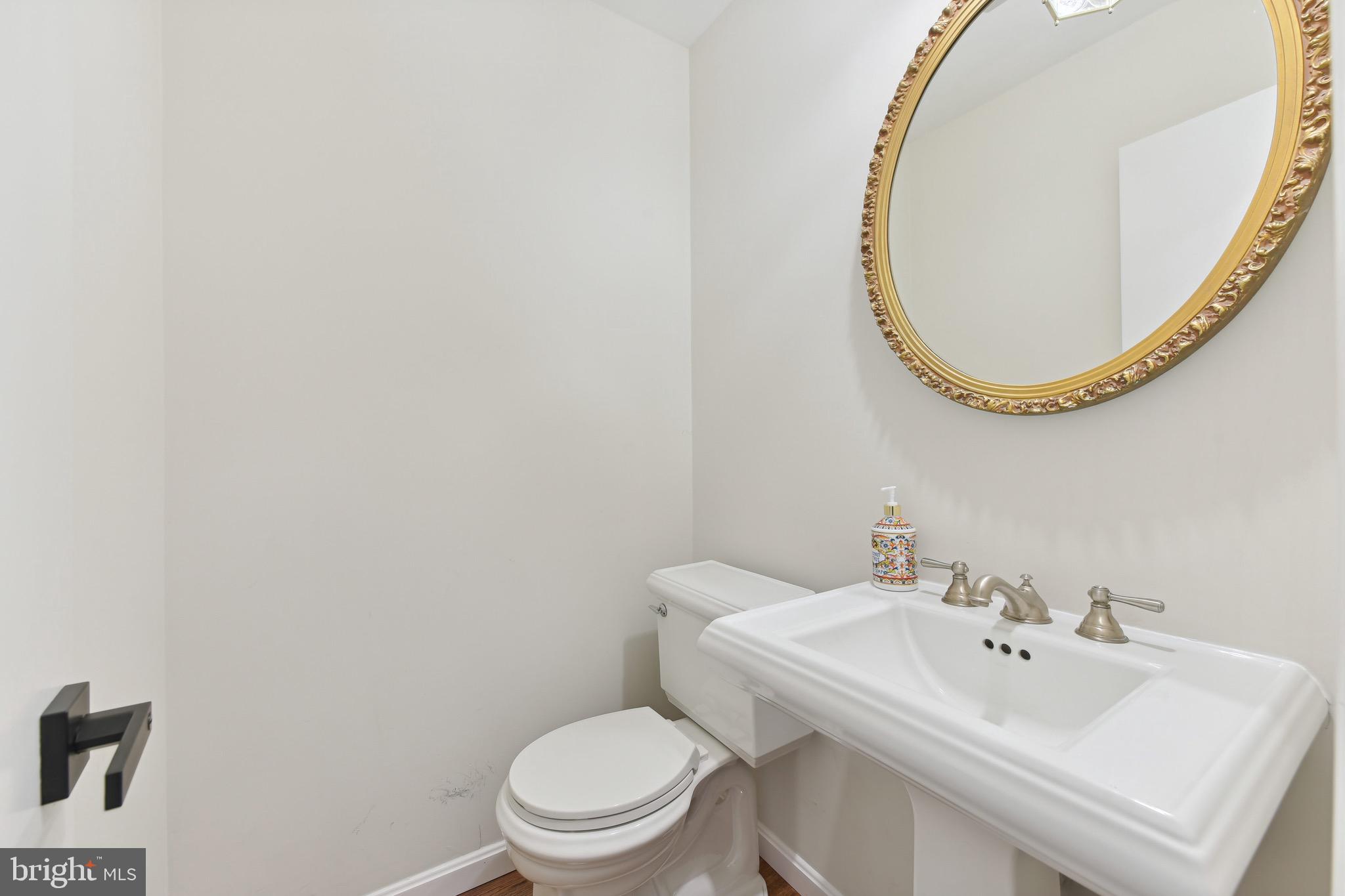 6645 McLean Drive McLean, VA 22101 - Photo 12 of 37 Powder Room