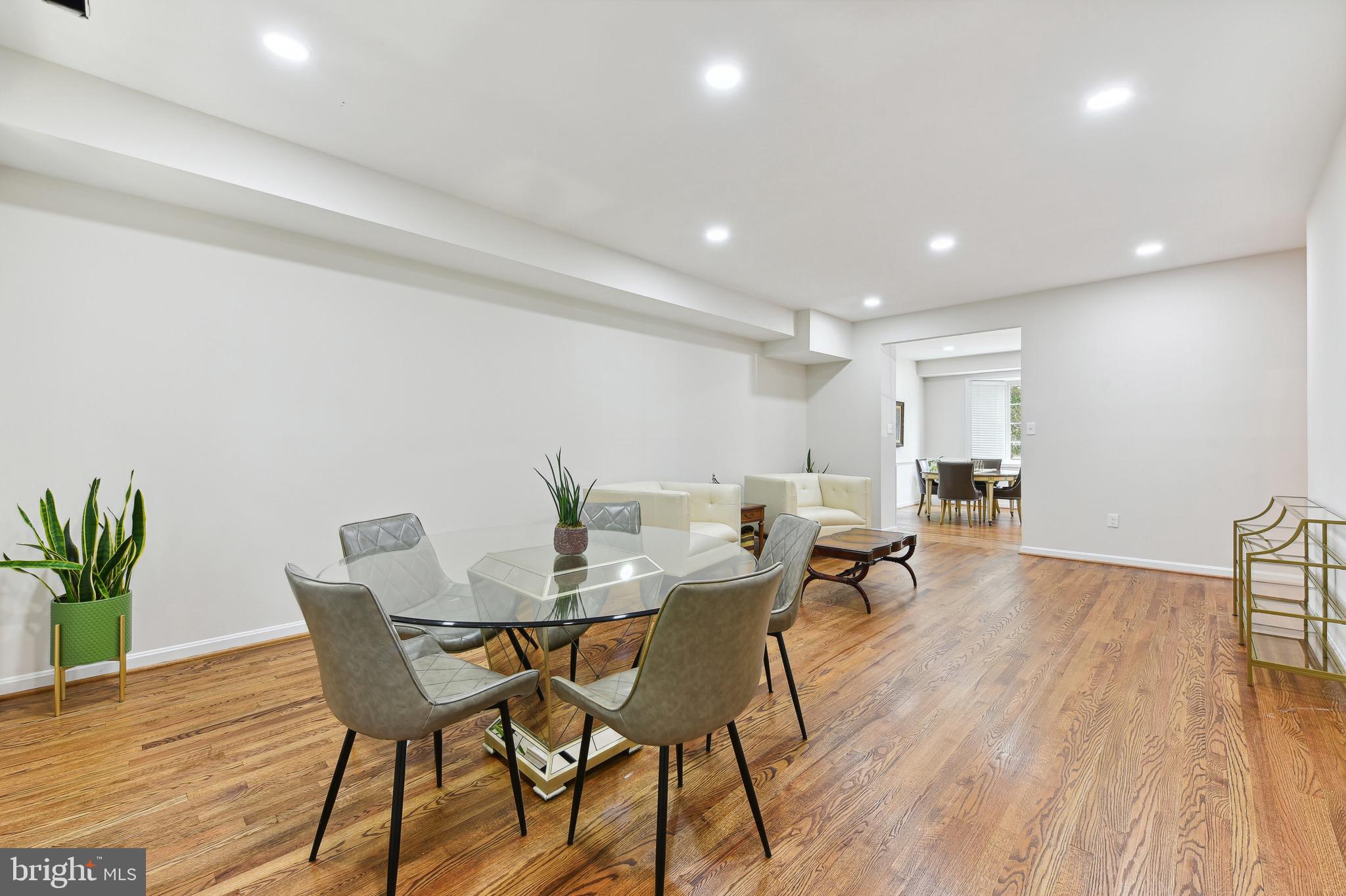 6645 McLean Drive McLean, VA 22101 - Photo 9 of 37 Living/ Dining