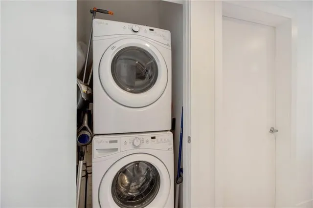 a close up view of a washer and dryer