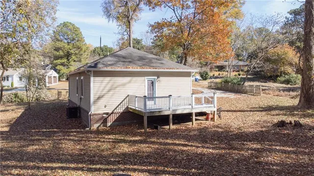 a view of a house with backyard