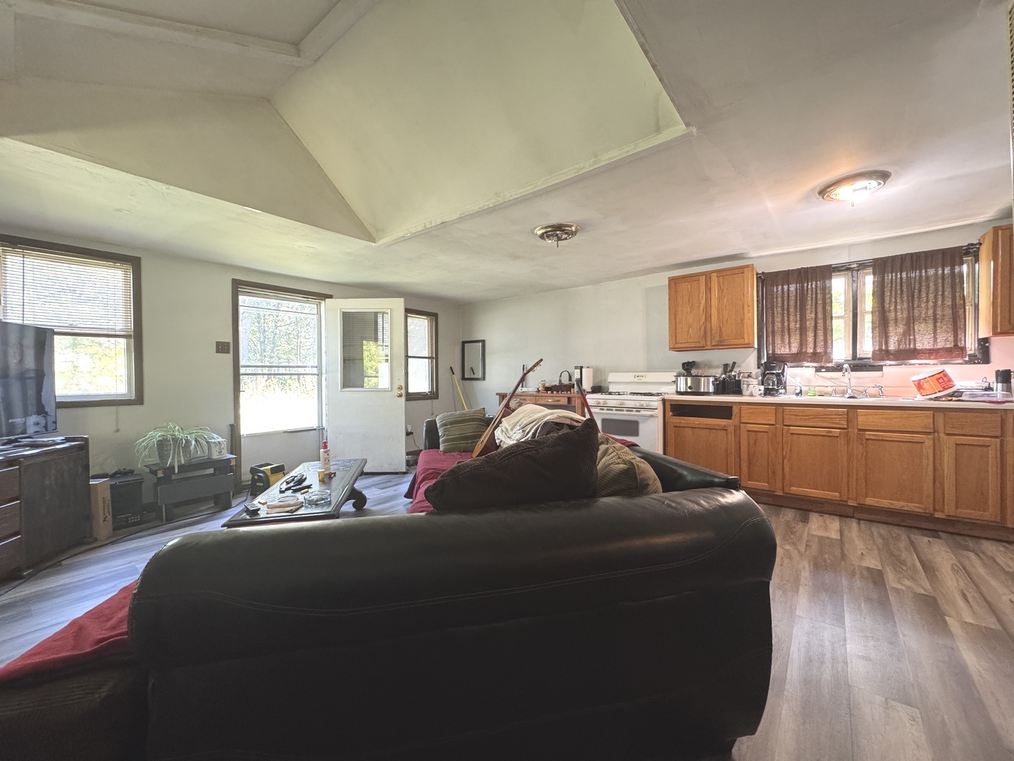 3239 3rd Avenue Momence, IL 60954 - Photo 4 of 8 a living room with a couch and a window