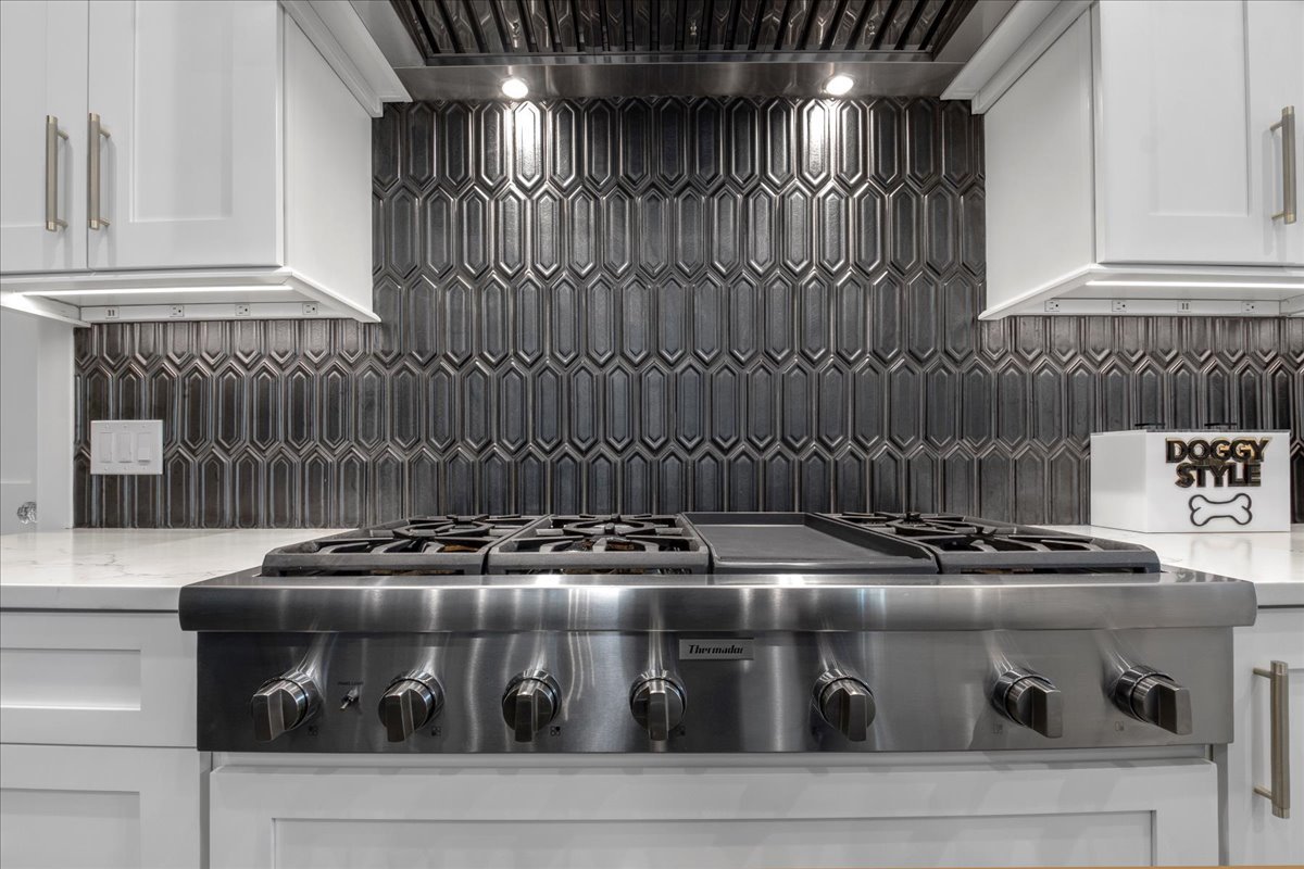 1423 Northwoods Road Deerfield, IL 60015 - Photo 10 of 39 a kitchen with a stove and cabinets