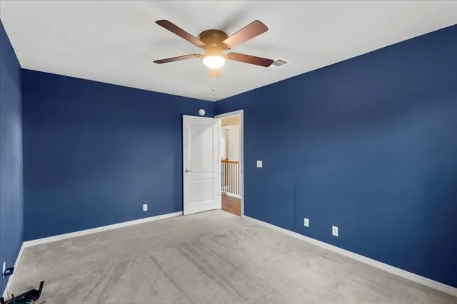 en empty room with a ceiling fan