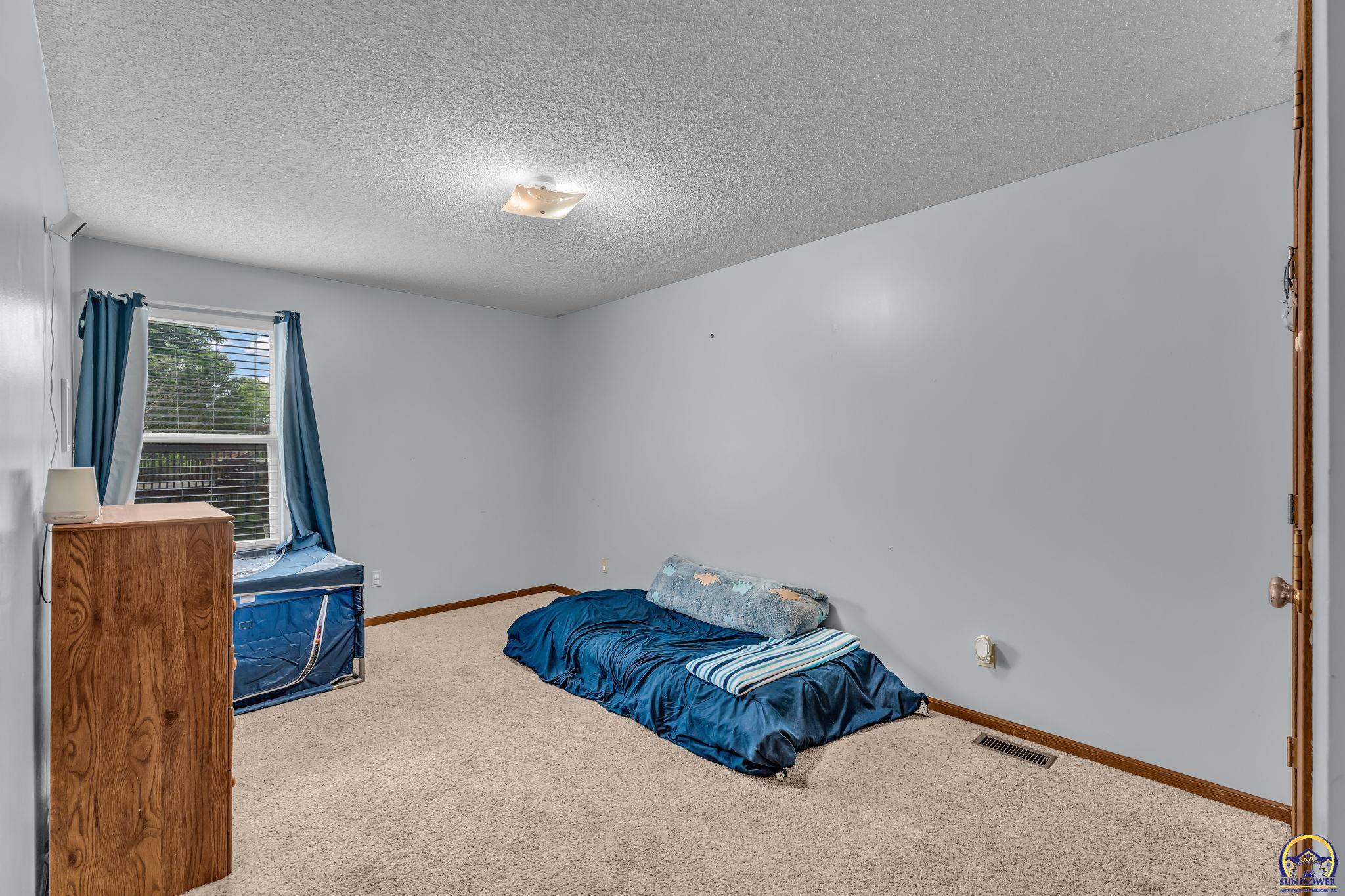 7425 Southwest 27th Street Topeka, KS 66614 - Photo 13 of 25