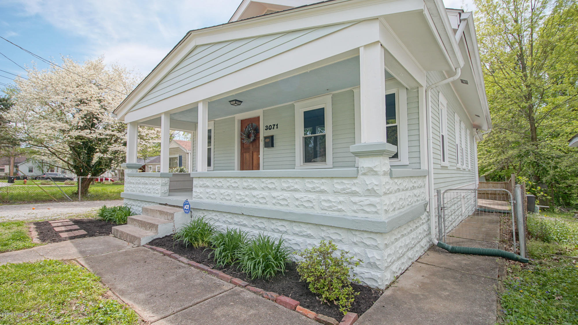 3071 University Road Louisville, KY 40206 - Photo 3 of 21 4_front crnr