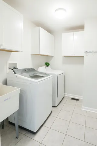 $2,800 | 1433 Deer Creek Lane, Lake In The Hills, IL 60156