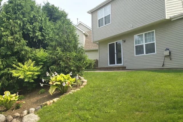 $2,800 | 1433 Deer Creek Lane, Lake In The Hills, IL 60156