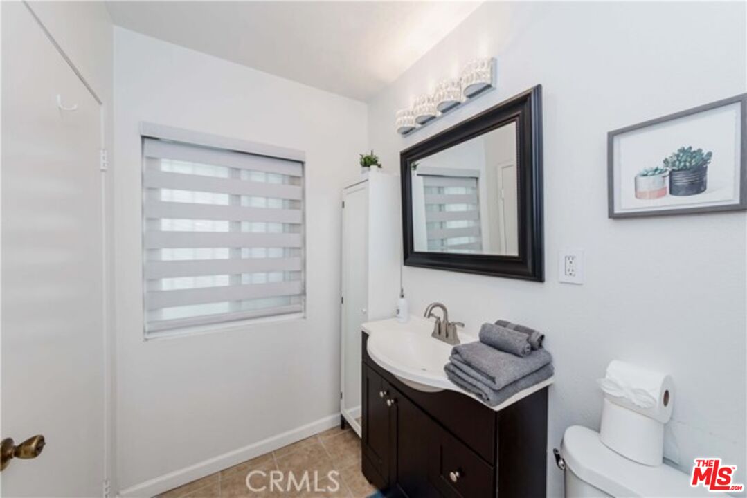 1238 South Muirfield Road Los Angeles, CA 90019 - Photo 12 of 20