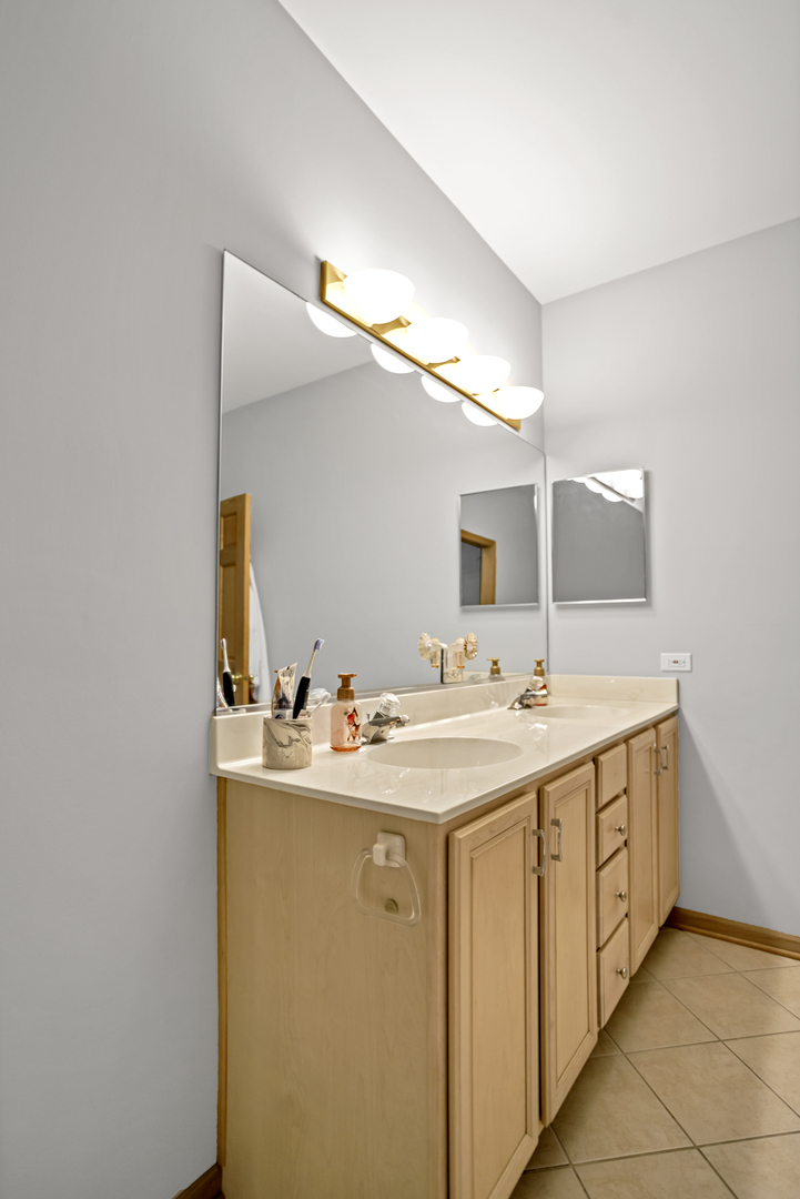 848 Pheasant Trail St. Charles, IL 60174 - Photo 17 of 30 a utility room with dryer and washer