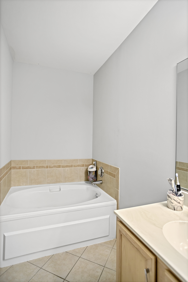 848 Pheasant Trail St. Charles, IL 60174 - Photo 18 of 30 a bathroom with a bathtub and sink