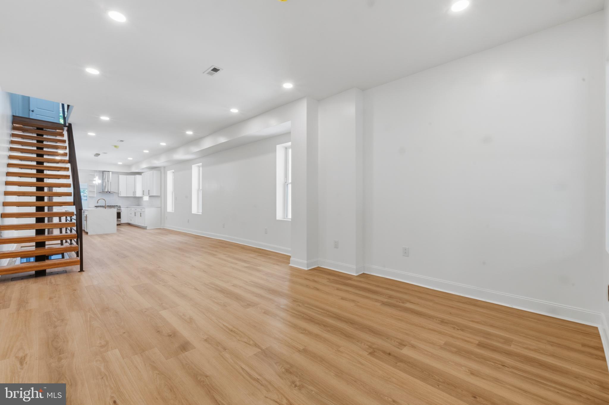 83 West Sharpnack Street Philadelphia, PA 19119 - Photo 3 of 38