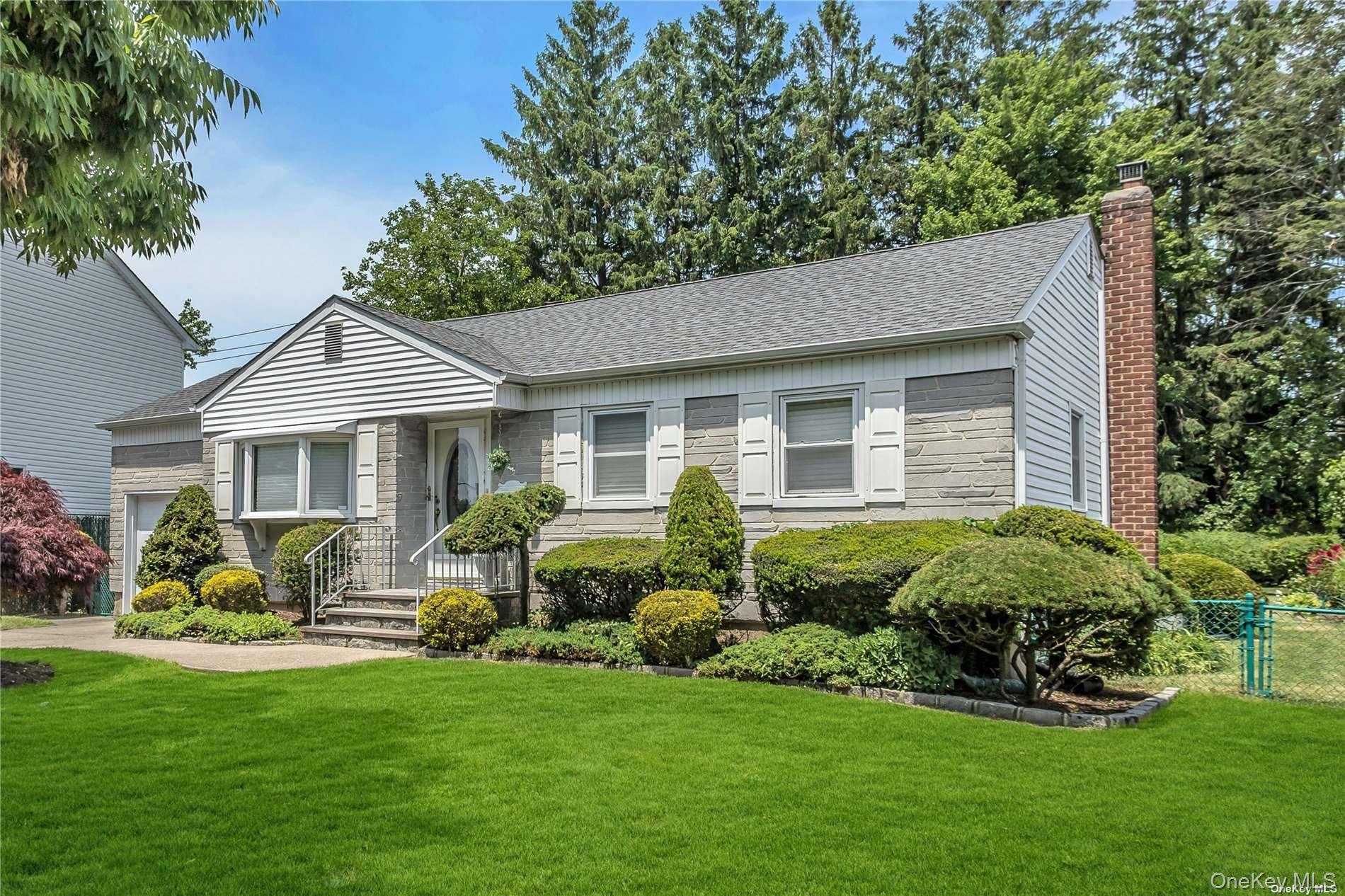 83 Knickerbocker Road East Plainview, NY 11803 - Photo 2 of 24