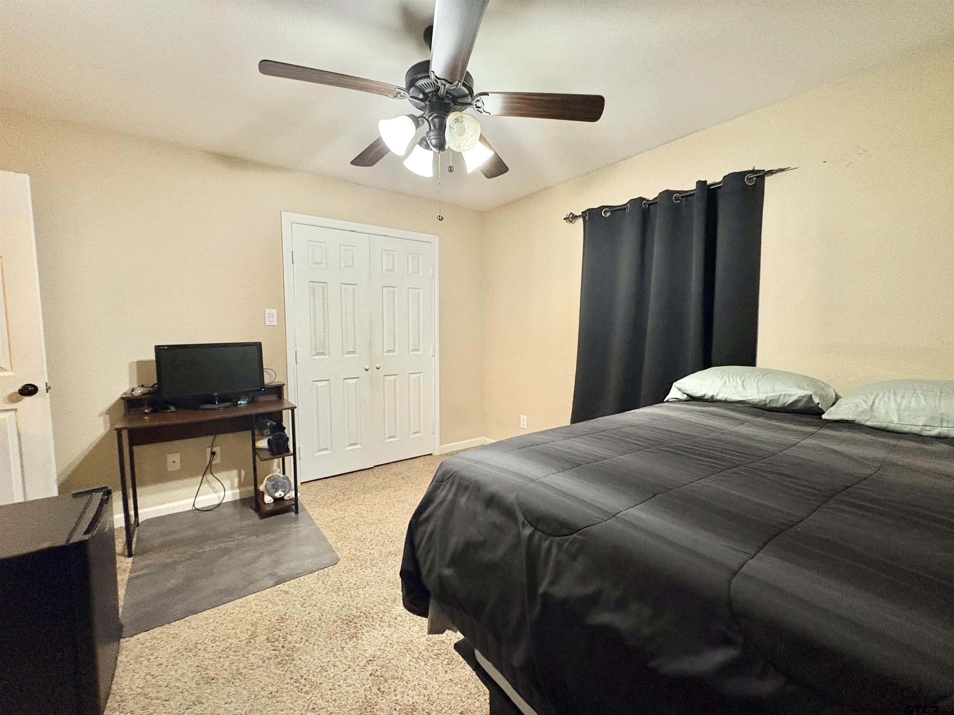 28 County Road 3101 Pittsburg, TX 75686 - Photo 25 of 39 a bedroom with a bed and a table in it