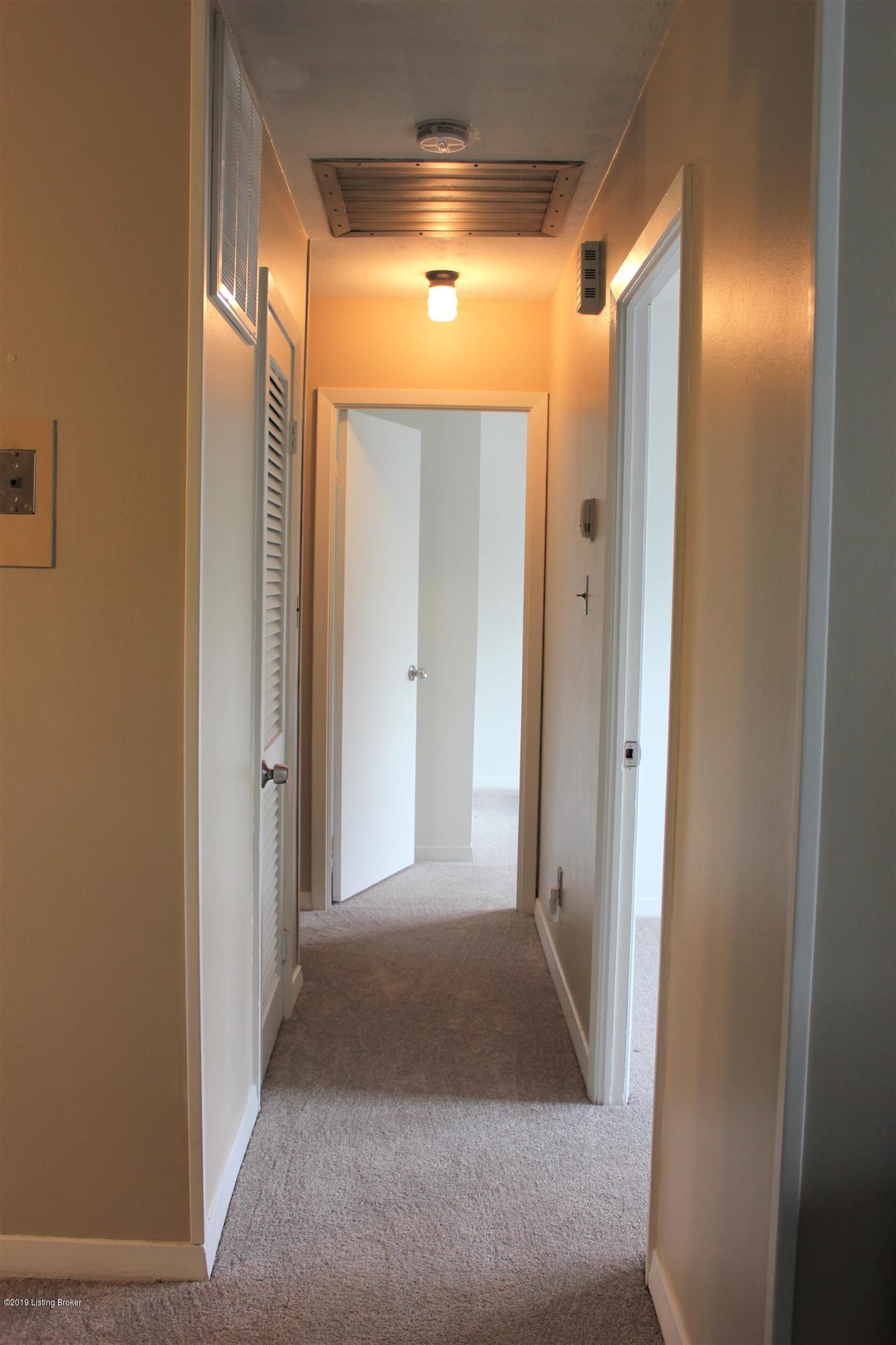 633 Edith Road Louisville, KY 40206 - Photo 23 of 31 hallway