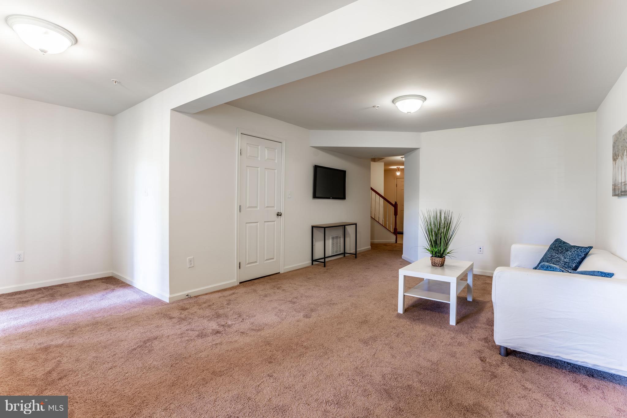 6876 Tasker Falls, Unit 77 Elkridge, MD 21075 - Photo 12 of 30 a living room with furniture