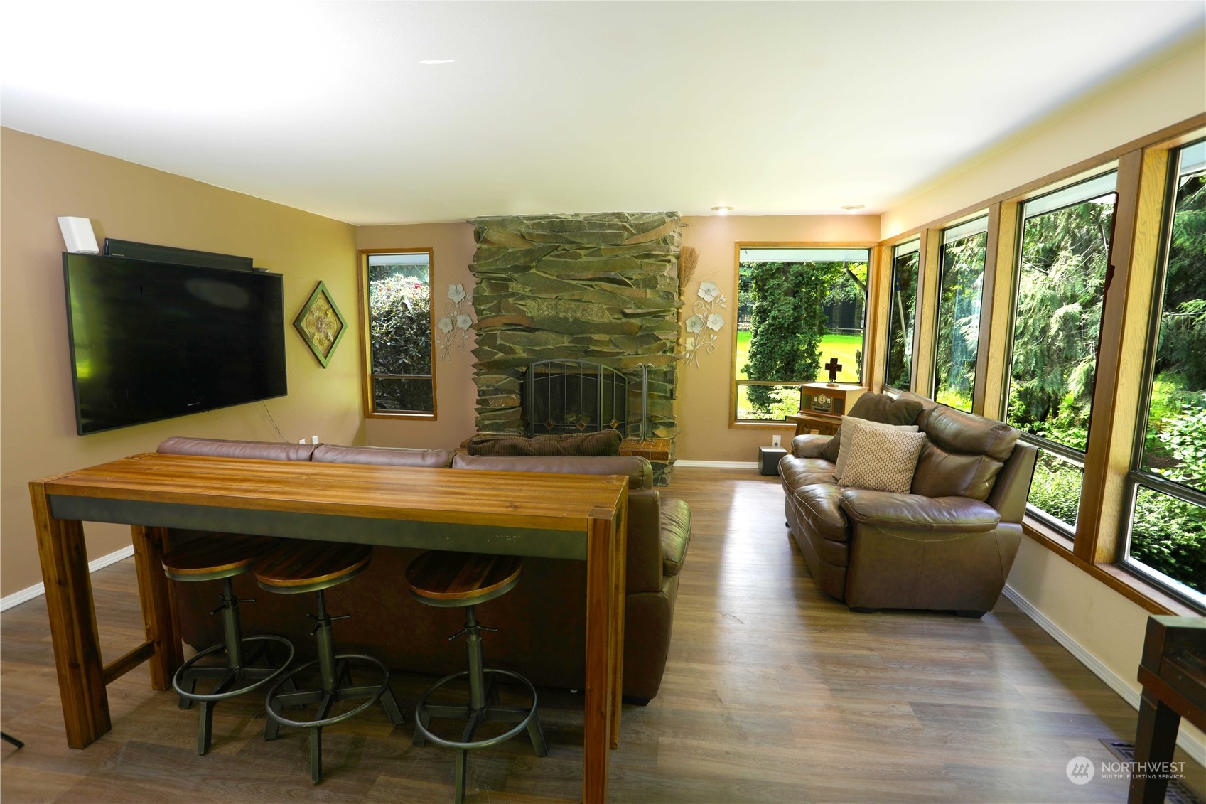 12503 Issaquah-Hobart Road Southeast Issaquah, WA 98027 - Photo 12 of 39 a living room with furniture and a flat screen tv