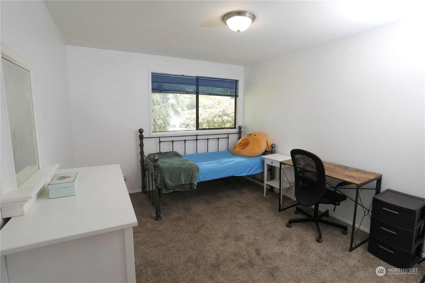 12503 Issaquah-Hobart Road Southeast Issaquah, WA 98027 - Photo 27 of 39 a bedroom with a bed and a window