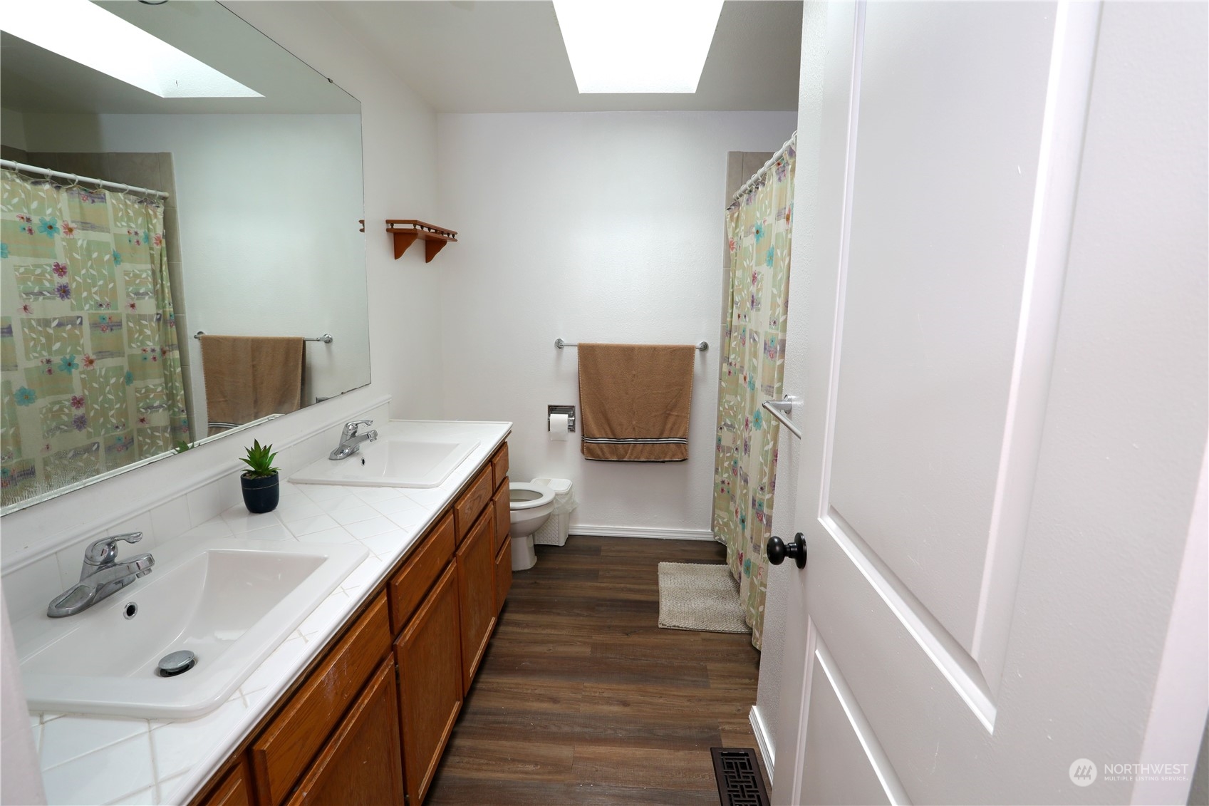 12503 Issaquah-Hobart Road Southeast Issaquah, WA 98027 - Photo 29 of 39 a en suite bathroom with a tub sink and mirror