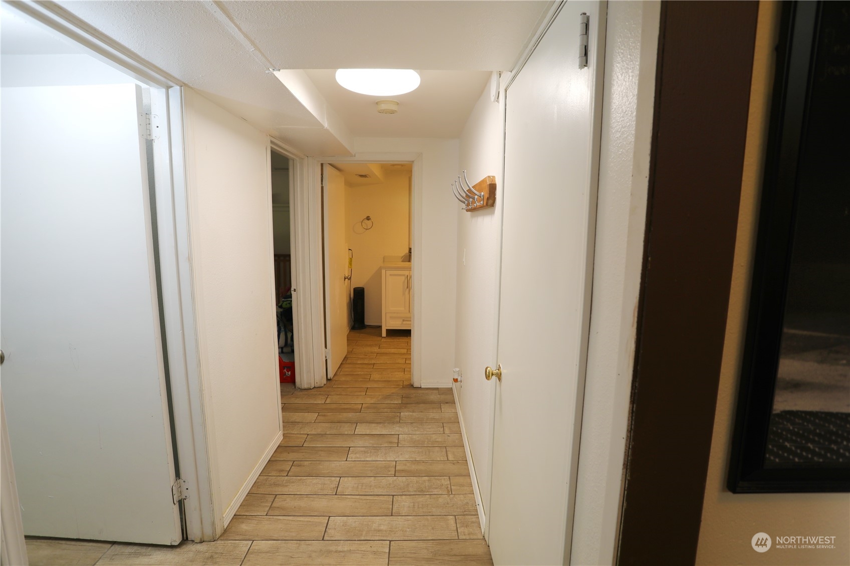 12503 Issaquah-Hobart Road Southeast Issaquah, WA 98027 - Photo 30 of 39 a view of a hallway and wooden floor