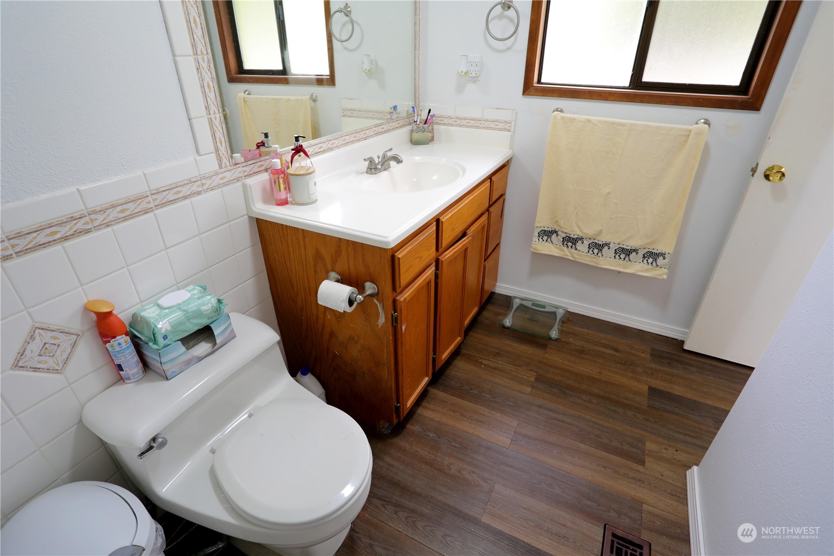 12503 Issaquah-Hobart Road Southeast Issaquah, WA 98027 - Photo 33 of 39 a bathroom with a sink mirror vanity and toilet