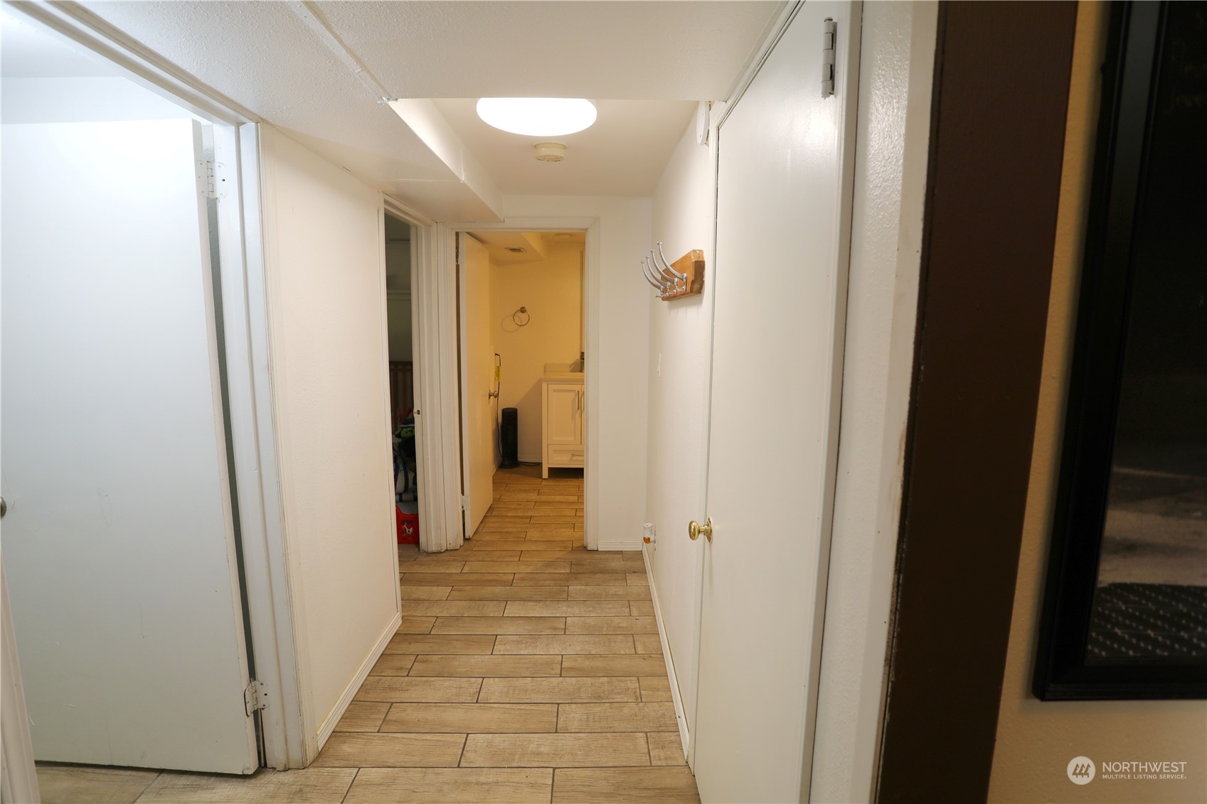 12503 Issaquah-Hobart Road Southeast Issaquah, WA 98027 - Photo 34 of 39 a view of a hallway and wooden floor
