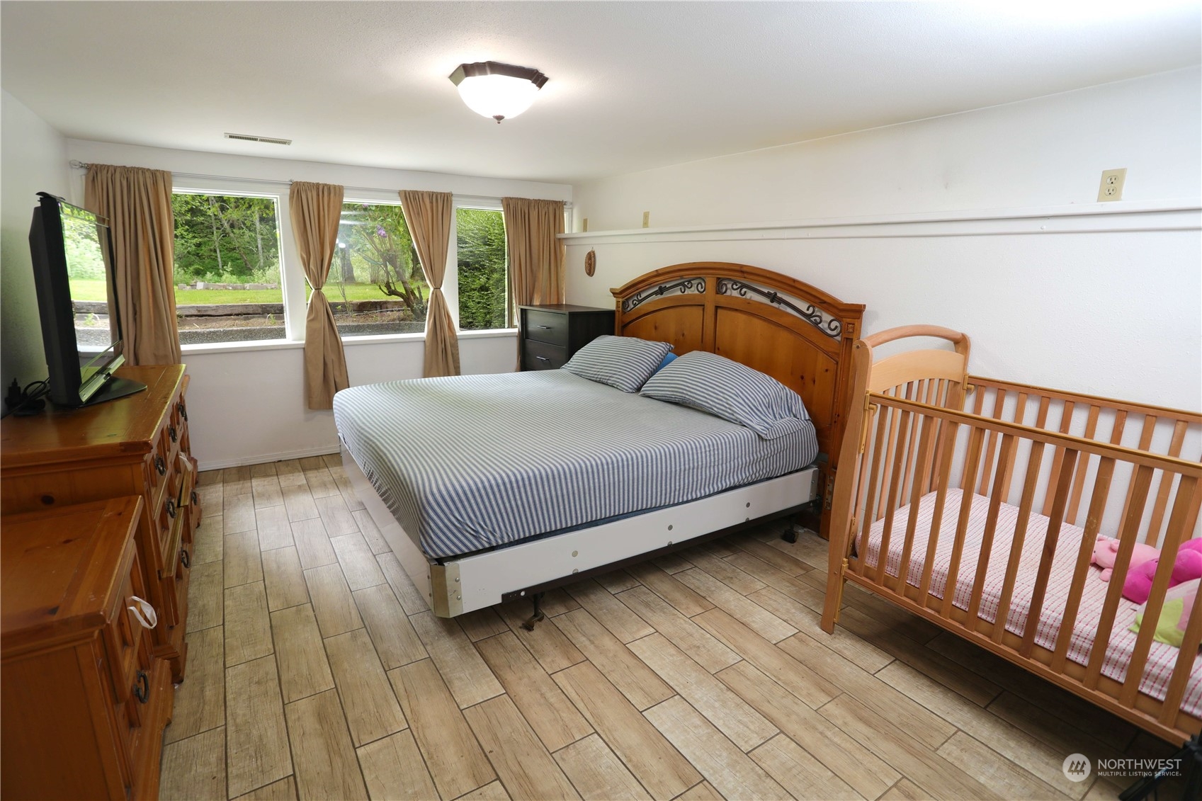 12503 Issaquah-Hobart Road Southeast Issaquah, WA 98027 - Photo 36 of 39 a bedroom with a bed and wooden floor