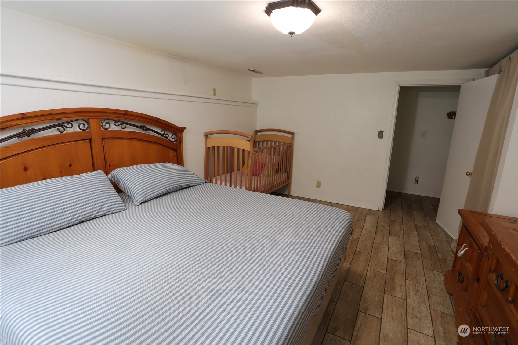 12503 Issaquah-Hobart Road Southeast Issaquah, WA 98027 - Photo 37 of 39 a bedroom with a bed and a mirror