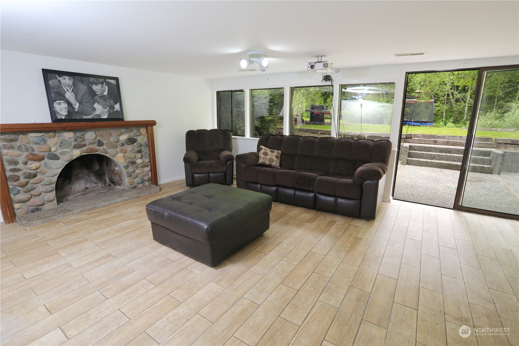 12503 Issaquah-Hobart Road Southeast Issaquah, WA 98027 - Photo 38 of 39 a living room with furniture and a fireplace