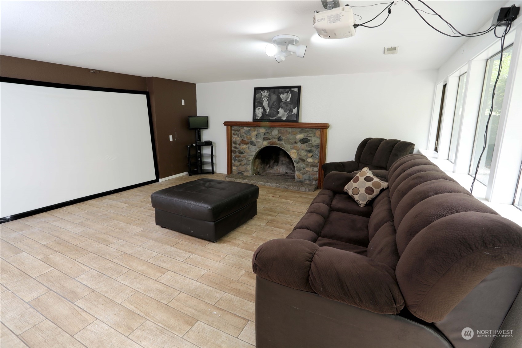12503 Issaquah-Hobart Road Southeast Issaquah, WA 98027 - Photo 39 of 39 a living room with furniture and a fireplace