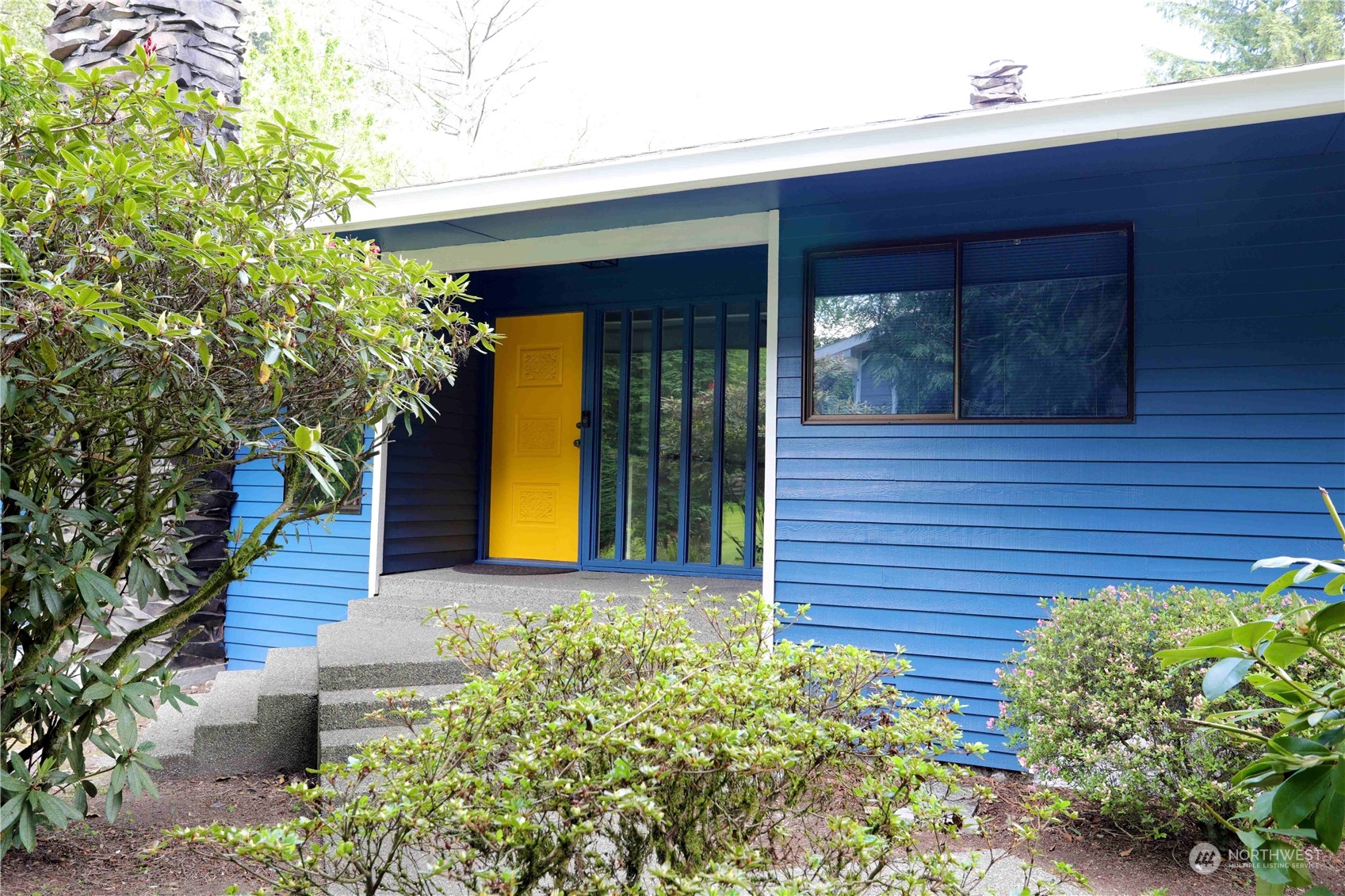 12503 Issaquah-Hobart Road Southeast Issaquah, WA 98027 - Photo 4 of 39 a front view of a house with garden