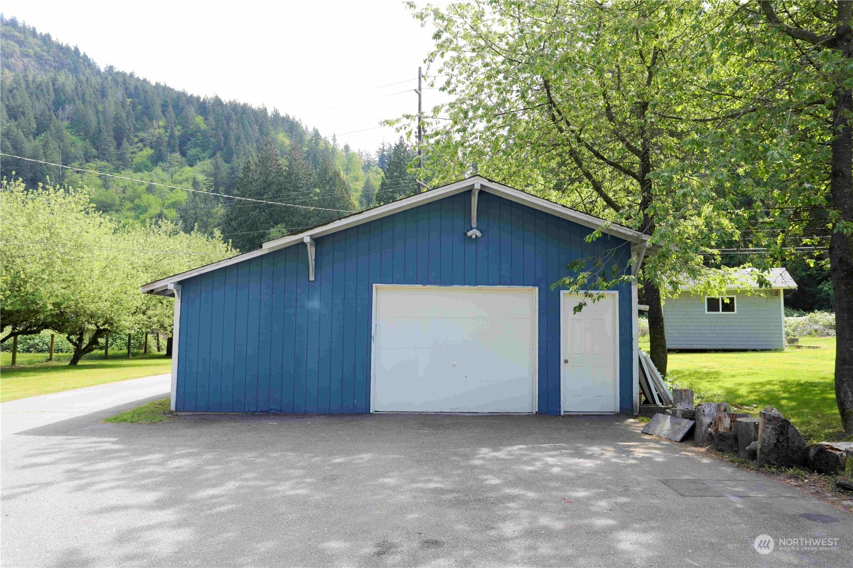 12503 Issaquah-Hobart Road Southeast Issaquah, WA 98027 - Photo 10 of 39 a house with trees in the background