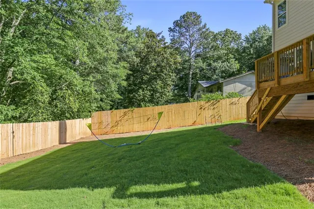 a view of a back yard