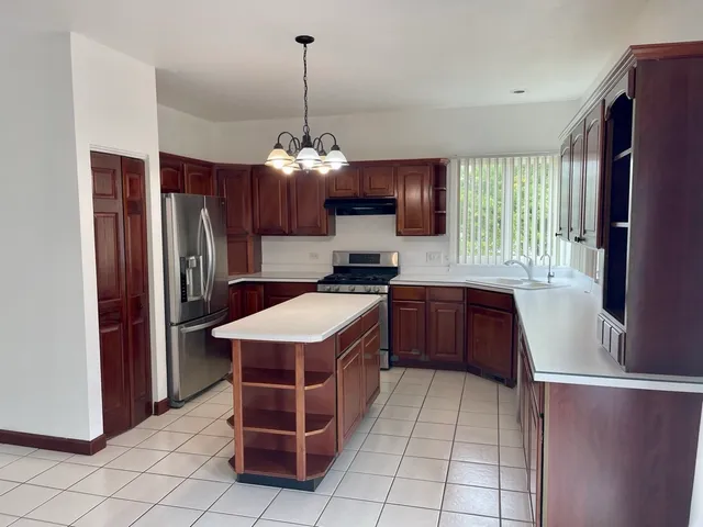 $3,500 | 2205 Clipper Court, Elgin, IL 60123